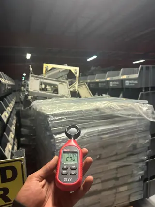 Palet alanında 240 lüks ölçen lüksmetre
